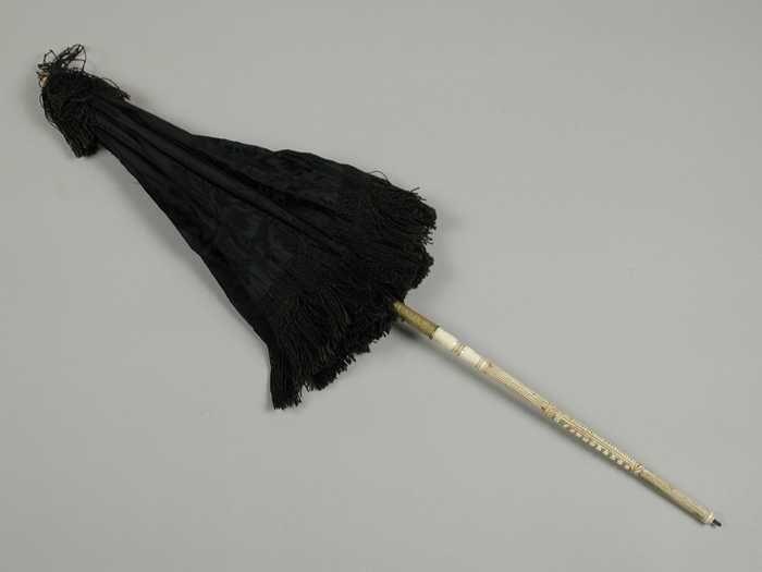 Rijtuigparasol, bekleding van zwarte zijdeafgezet met franje, bewerkt ivoor aan de steel