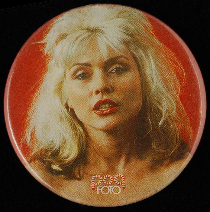 Ronde button met foto van 'Blondie', zangeres Deborah Harry, opdruk "Pop Foto"