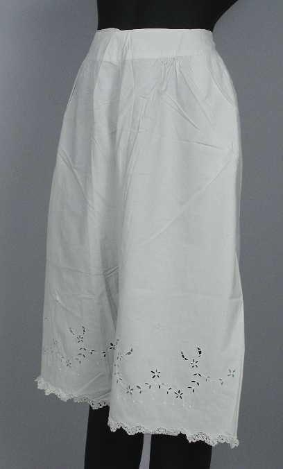 Witte katoenen open onderbroek met pijpen met aangerimpelde strook versierd met broderie anglaise…
