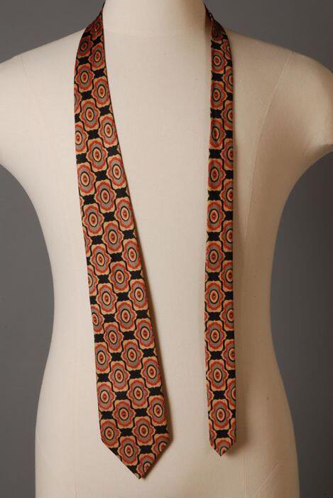 Stropdas, zelfbinder, van zijde met abstract motief op zwarte fond, met pochet