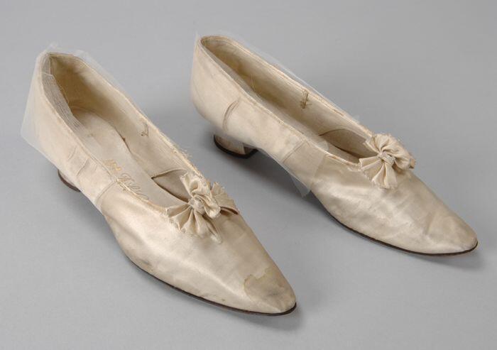Witte zijdesatijnen pumps met strikje met glazen kraaltjes, klein louishakje, spitse neus, "A la…