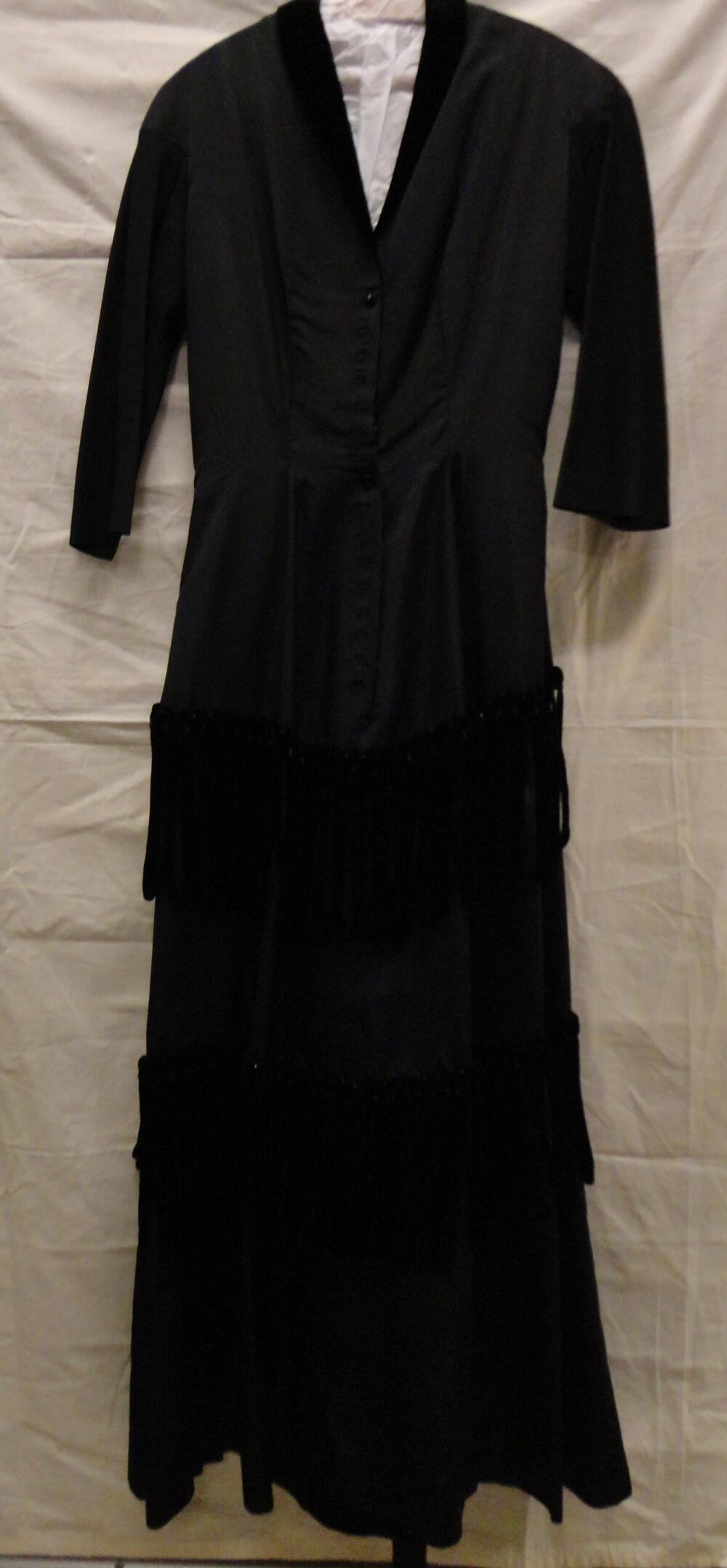 Avondjurk van zwarte ripszijde, getailleerd model met kleine shawlkraag van zwart velours chiffon