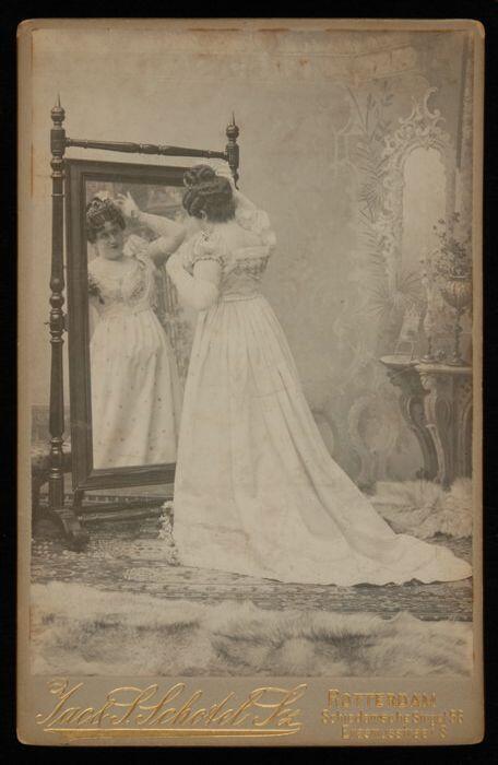 Foto van actrice Marie van Eysden-Vink; dame voor spiegel
