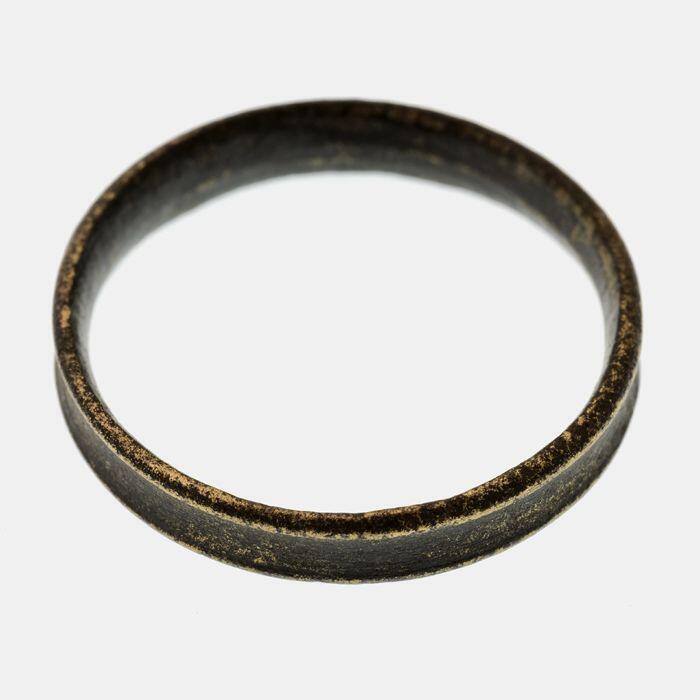 Bronzen ring, brede insnoering over de buitenkant