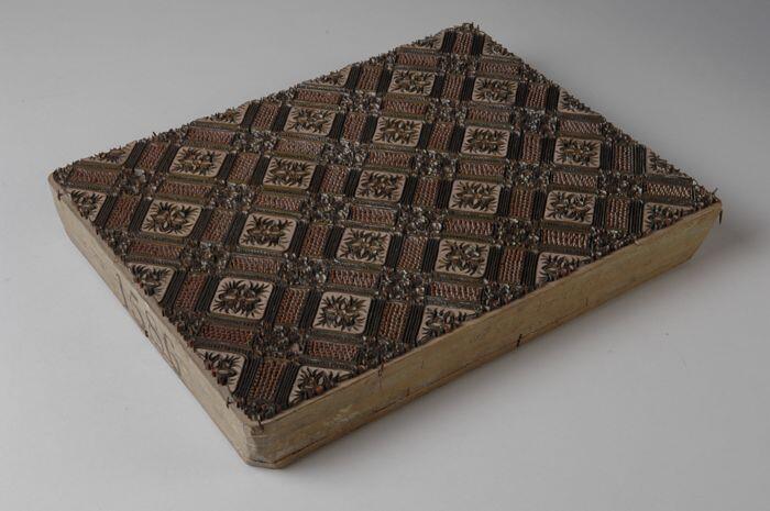 Rechthoekig drukblok van houtmet metalen blokmotief voor het bedrukken van katoenen stoffen, "1586"