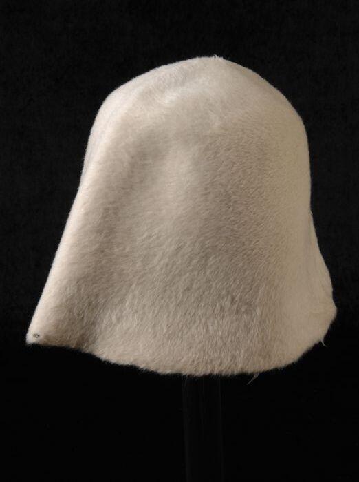 Wit geruwd vilten cloche, halffabrikaat