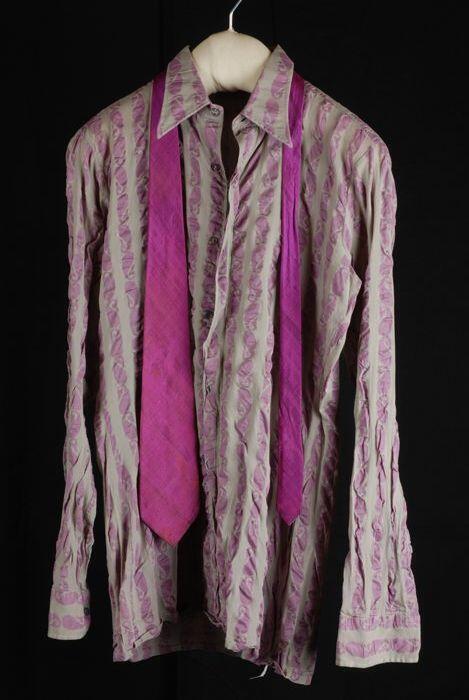 Overhemd van grijze zijde met opgedrukte roze paisley-achtige vormen met seersucker effect,…
