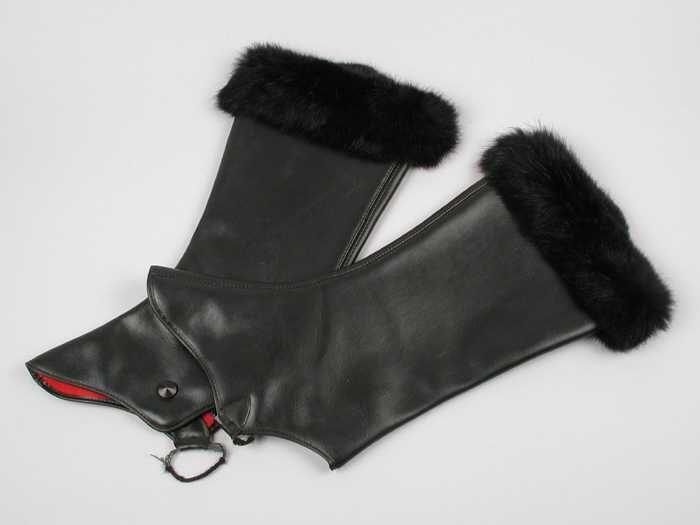Paar overschoenen van zwart imitatie-leer met een randje zwart bont afgezet, knoop en elastiek bij…