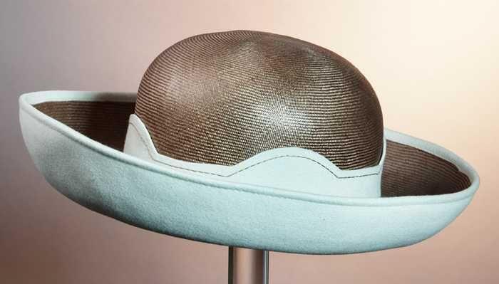 Beige gladstro dameshoed, type breton, met garnering van ecru vilt