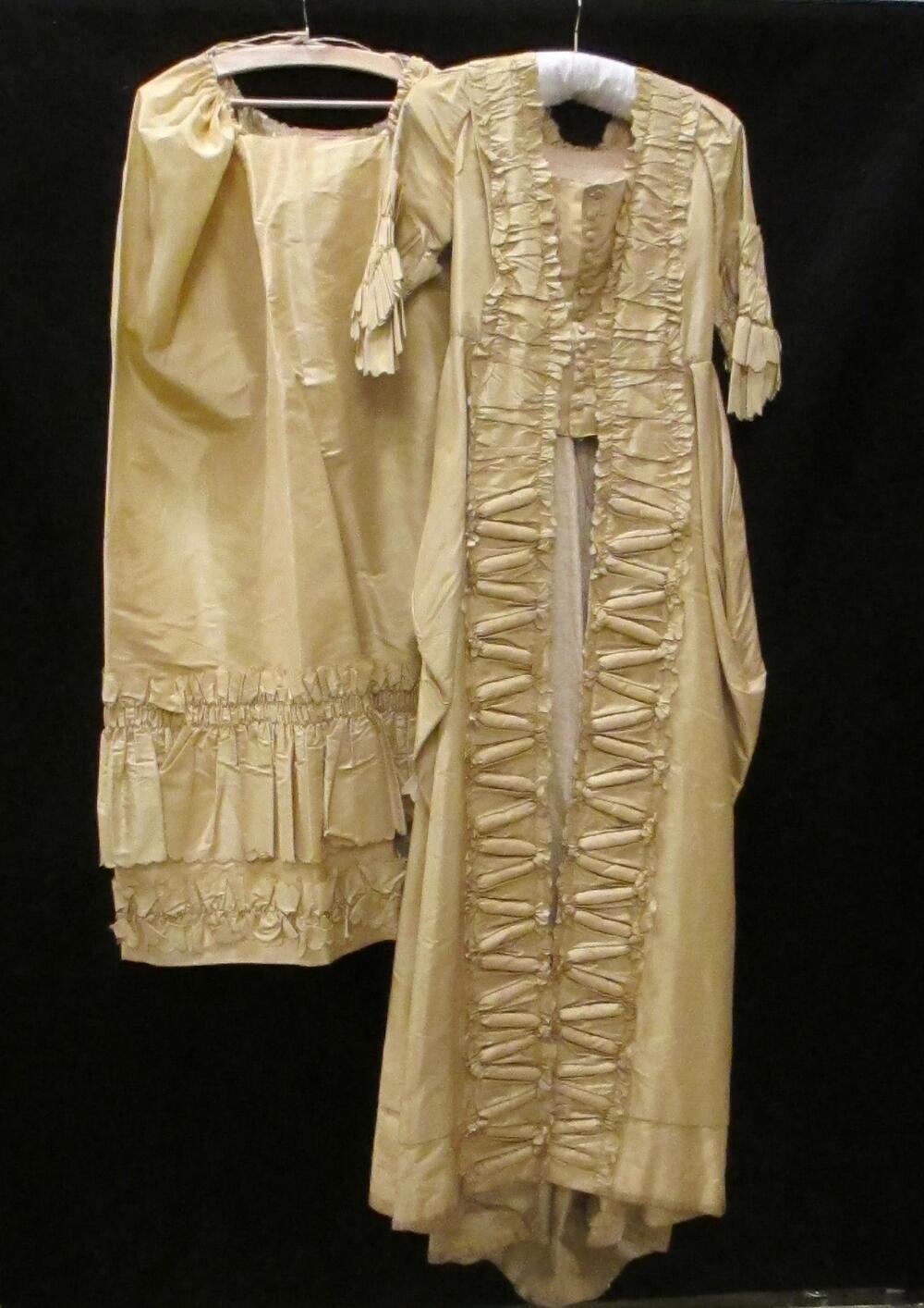 Kopie van robe à la française, overkleed en rok van gele kunstzijde, gegarneerd met falbala's van…