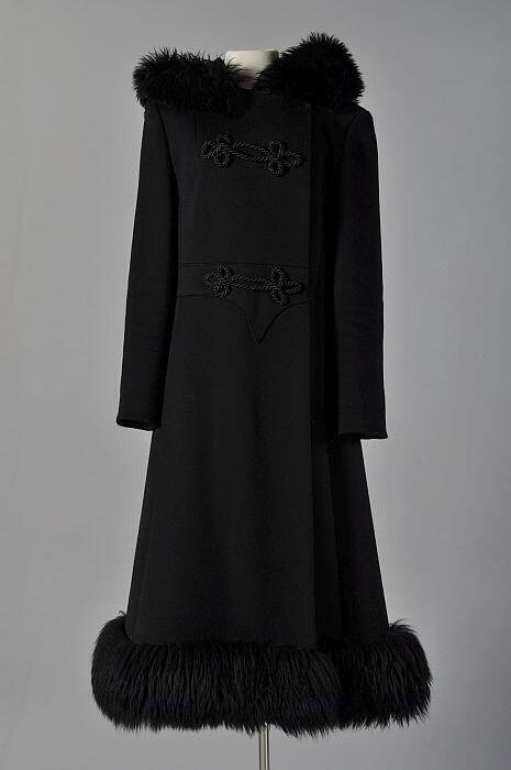 Maxi-jas met capuchon, zwarte wolmet brede rand zwart schapenbont langs onderrand en capuchon, …