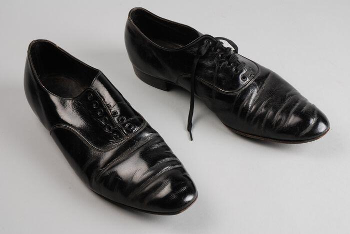 Zwart leren herenschoenen, veterschoenen, twee maal zes nestelringen, met lage instap, hak en vrij…