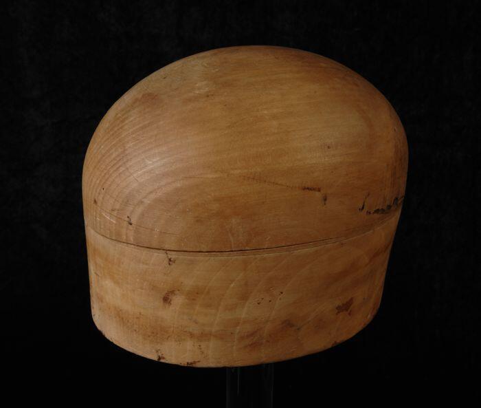 Hoedenmal van hout bestaande uit een onder- en bovendeel, onder drie gaten, "22 1/2"
