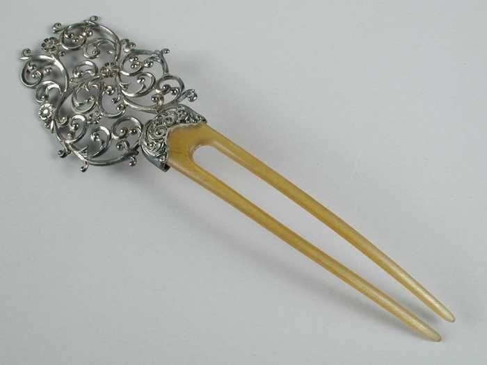 haarspeld van hoorn met een sterling ajour ornament