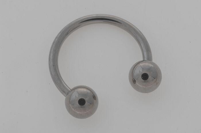 zilverkleurige piercing