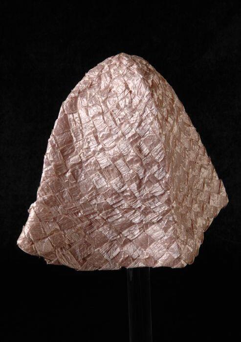 Cloche, basisvorm voor een hoed, breed glanzend roze raffia