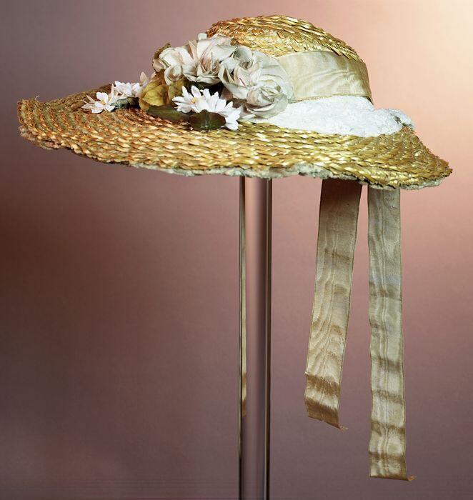 Dameshoed, naturelkleurig grof bandstro, asymmetrisch geplaatste bol, bloemen en beige linten