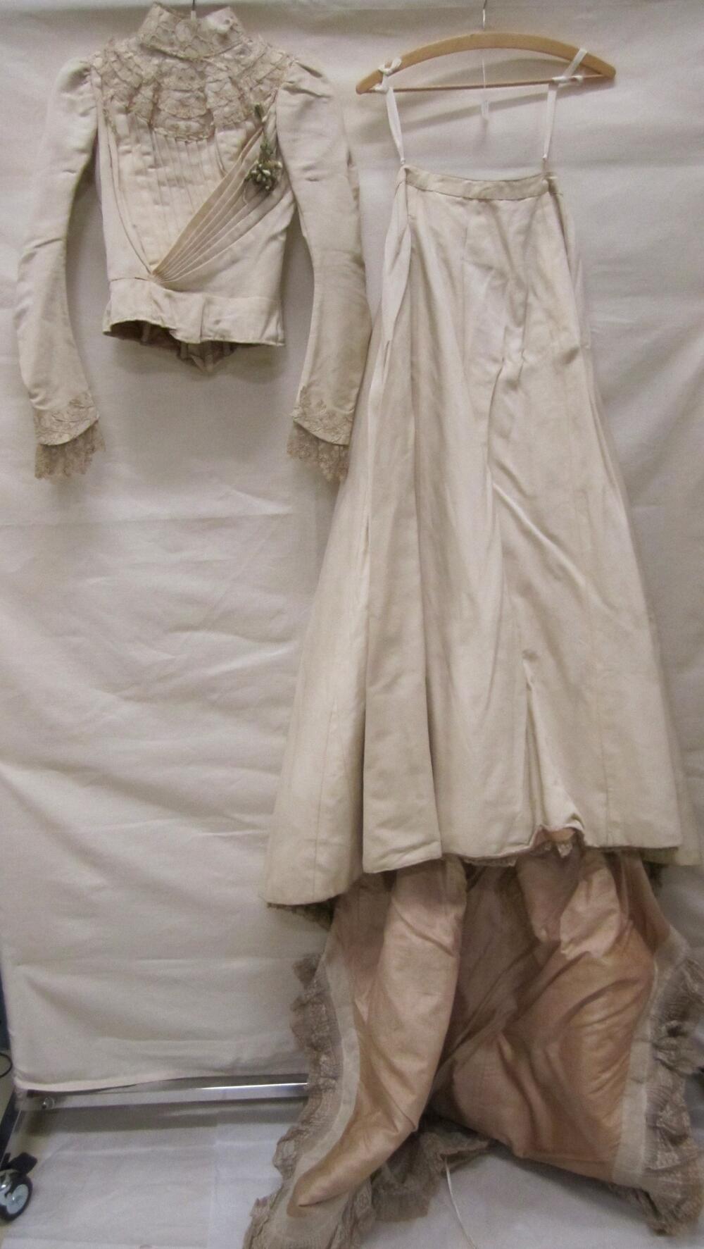 Trouwjapon van witte ottomanzijde, lijf en rok met zeer lange sleep. Garneringen van machinaal…