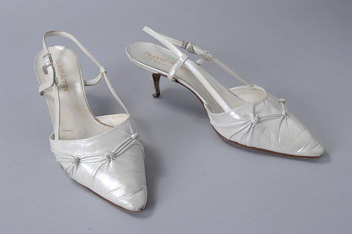 Witte leren slingbacks met dichte spitse neus met drie gerimpelde knoopjes, naaldhak
