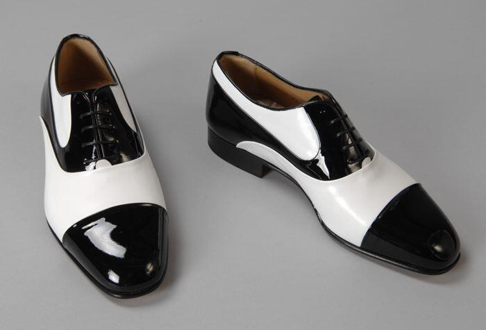 Paar herenschoenen van wit leer met zwarte lakneus, kleine hak, "Pertin"