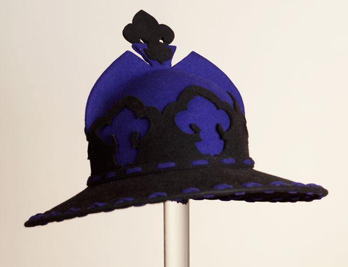Kobaltblauwe met zwarte vilten hoed met decoratieve franse lelie motieven