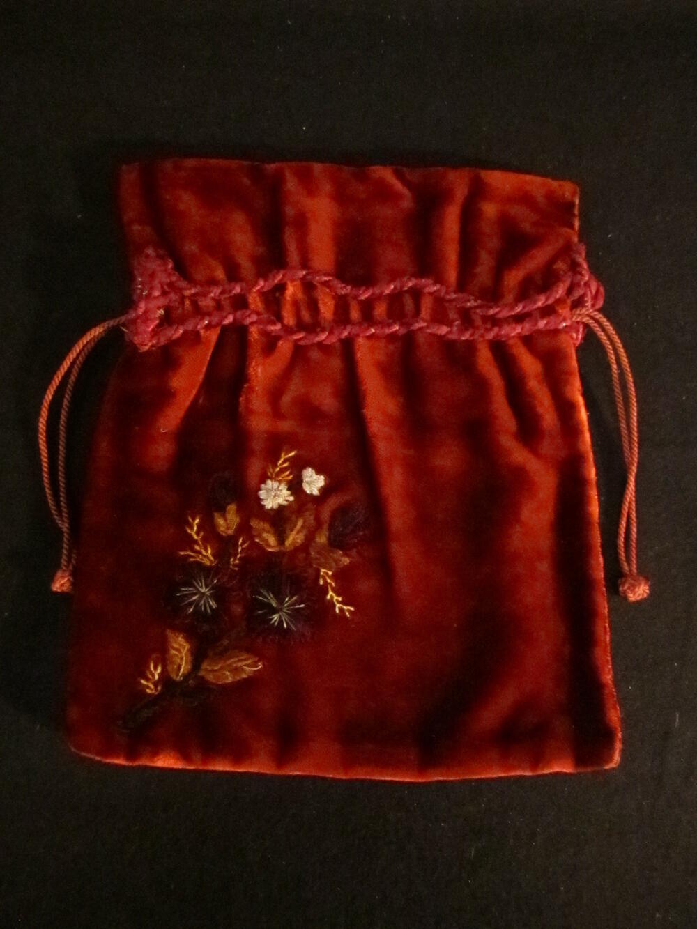 Tasje van terracottakleurige pluche met in chenille geborduurde tak in beigegroen, donkerpaars en…