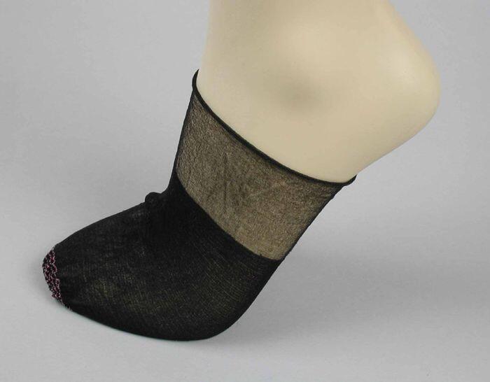 Eén kousenvoetje van zwart nylon alleen de teen bedekkend