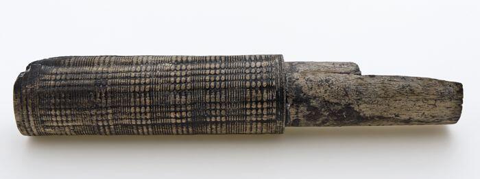 Fragment van houten koker, versierd met fijne draairingen