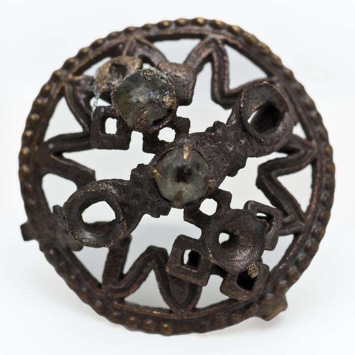 Opengewerkte knoopvormige broche met geslepen stenen