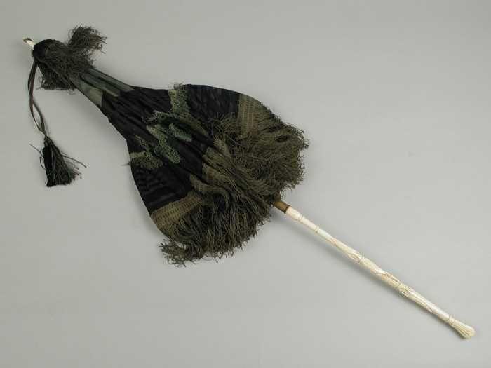 Rijtuigparasol met bekleding van zwart en groene zijde groene franje, witte, houten en ivoren steel