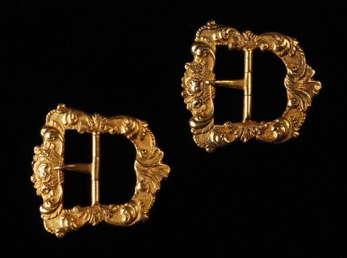 Twee gouden gespen