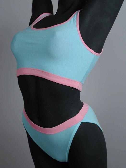 Tricot lingeriesetje, bustehouder, hemdmodel en hoog opgesneden slip, turquoise met roze biezen en…