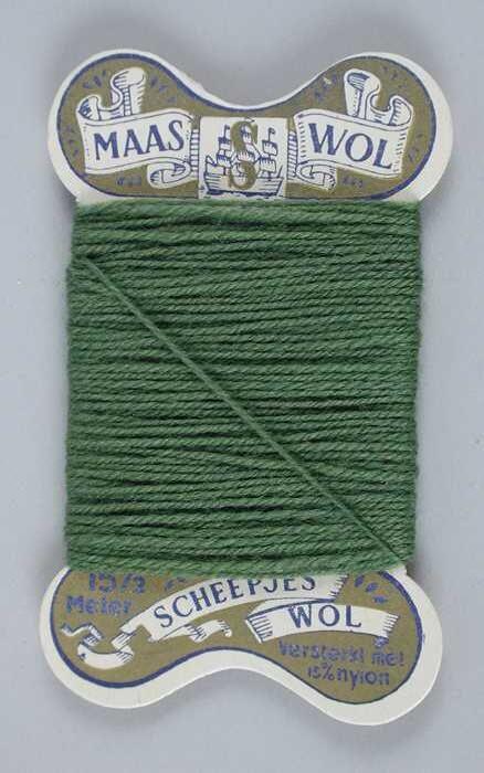 Kartonnen kaart omwikkeld met olijfgroene maaswol of stopwol "Scheepjeswol