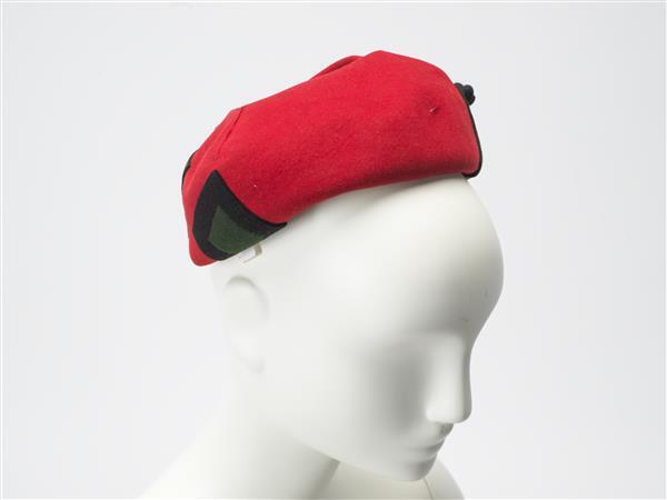 Dopje van rood vilt met zwarte blokken