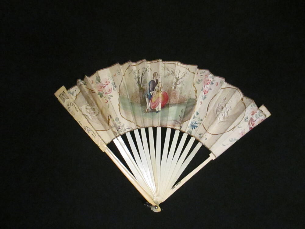 Waaier, opengesneden montuur, blad van beschilderd papier met drie medaillons waarin onder andere…