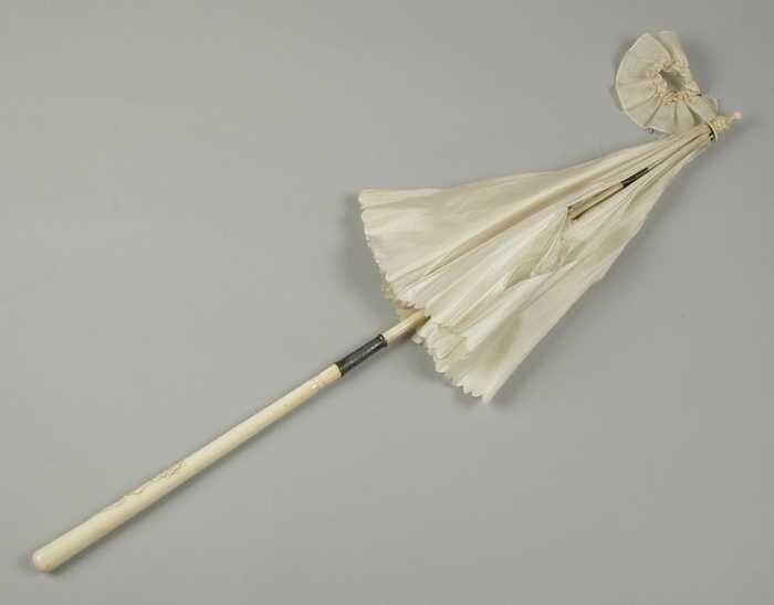 Kleine rijtuigparasol met bekleding van witte zijde zwarte, metalen baleinen, bewerkte, ivoren steel