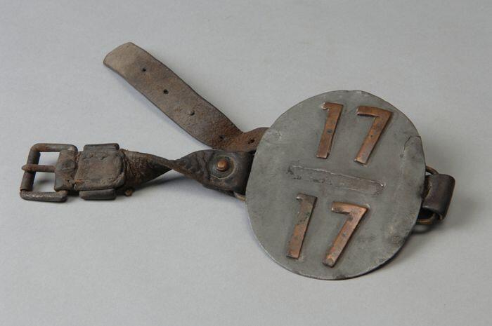 Armschild van de brandweer met "17 / 17"