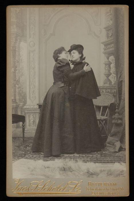 Foto (mode & toneel) van Marie van Eysden: twee dames in zwarte jurk