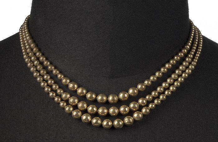 Kralenketting, drie snoeren goudkleurige kralen