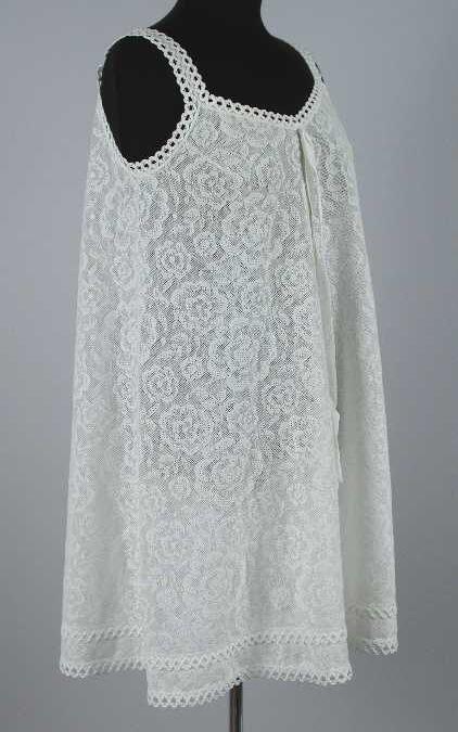 Tweedelige nachtjapon, mouwloos gerend hemd (2) en korte bedjas (1) van wit katoenen polyester met…