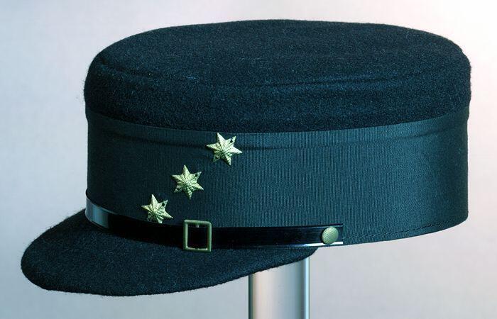 Zwarte jongenspet met drie metalen sterren