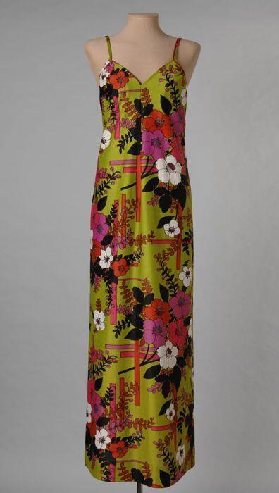 Voetlange avondjapon van jersey met een fel gekleurd bloempatroon op een groen fond, smalle banden…