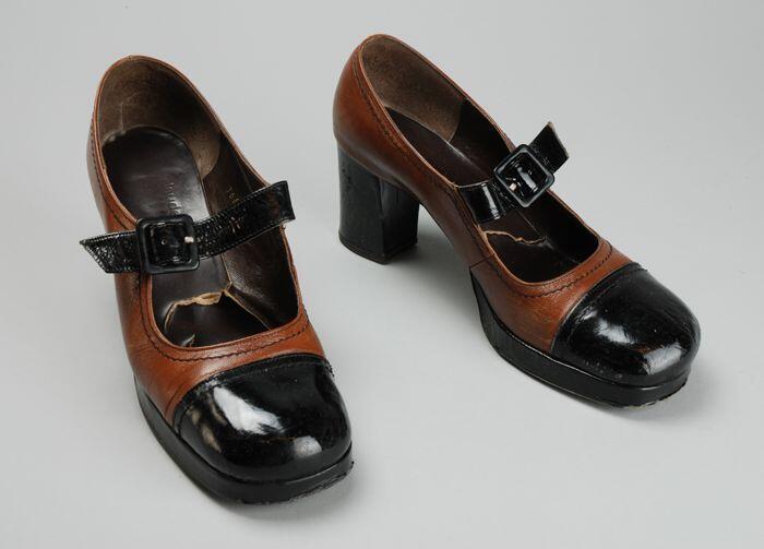 Paar damesschoenen van bruin leer, zwarte lakleren neus en wreefband met gesp, "Claude Pyron"