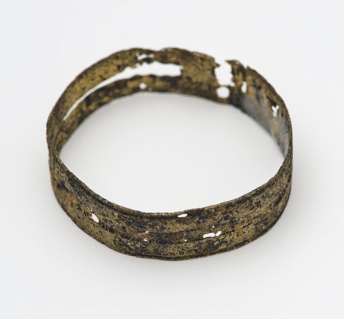 Koperen smalle ronde band, van zonnehorloge