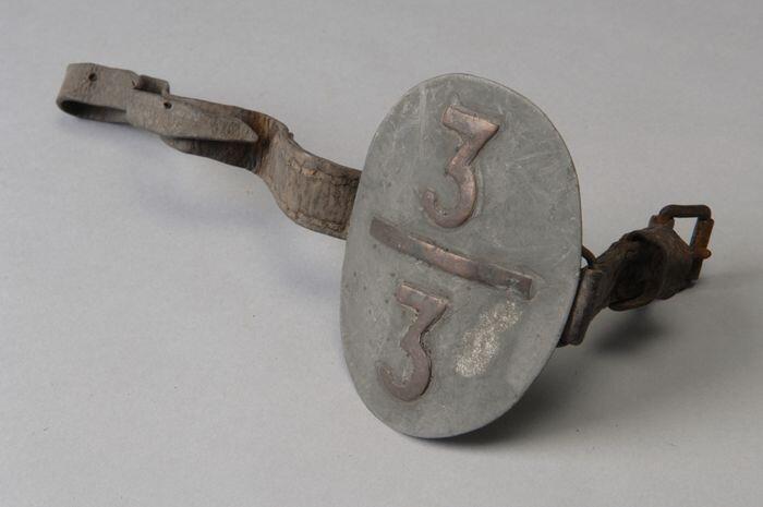 Armschild van de brandweer met "3 / 3"