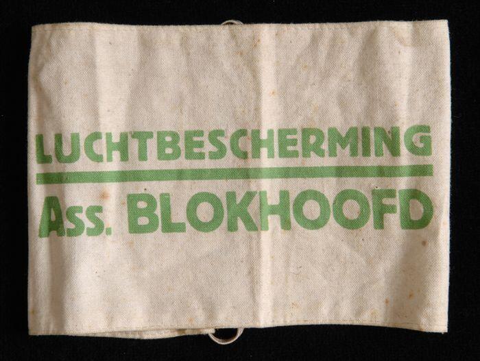 Mouwband, wit katoen met groene opdruk "Luchtbescherming Assistent Blokhoofd"
