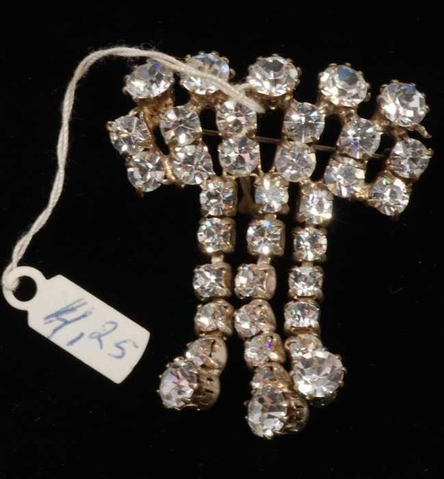 Eén broche, met veel kleine kunstdiamantjes in een zilverkleurige vattin, kapper Van Vliet
