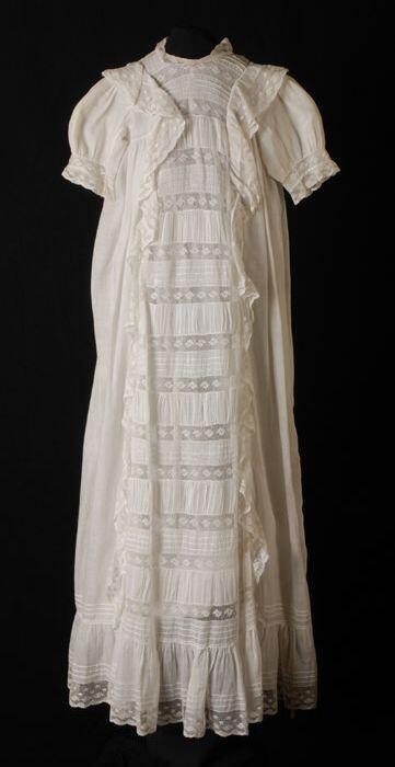 Doopjurk van witte mousseline en machinale Valencienne kant