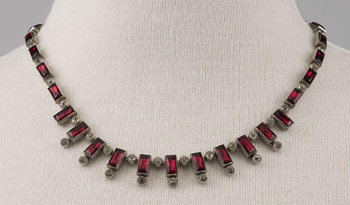 Hollandse ketting, halssieraad met rode steentjes