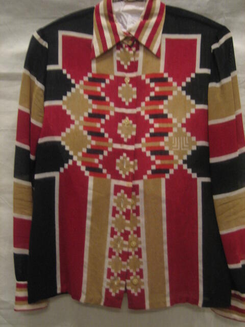 Blouse van crêmekleurige wollen voile bedrukt met rood/zwart/beige in geometrisch patroon